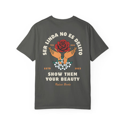 Unisex T-shirt - Ser Linda No Es Delito with Rose and Hands Design