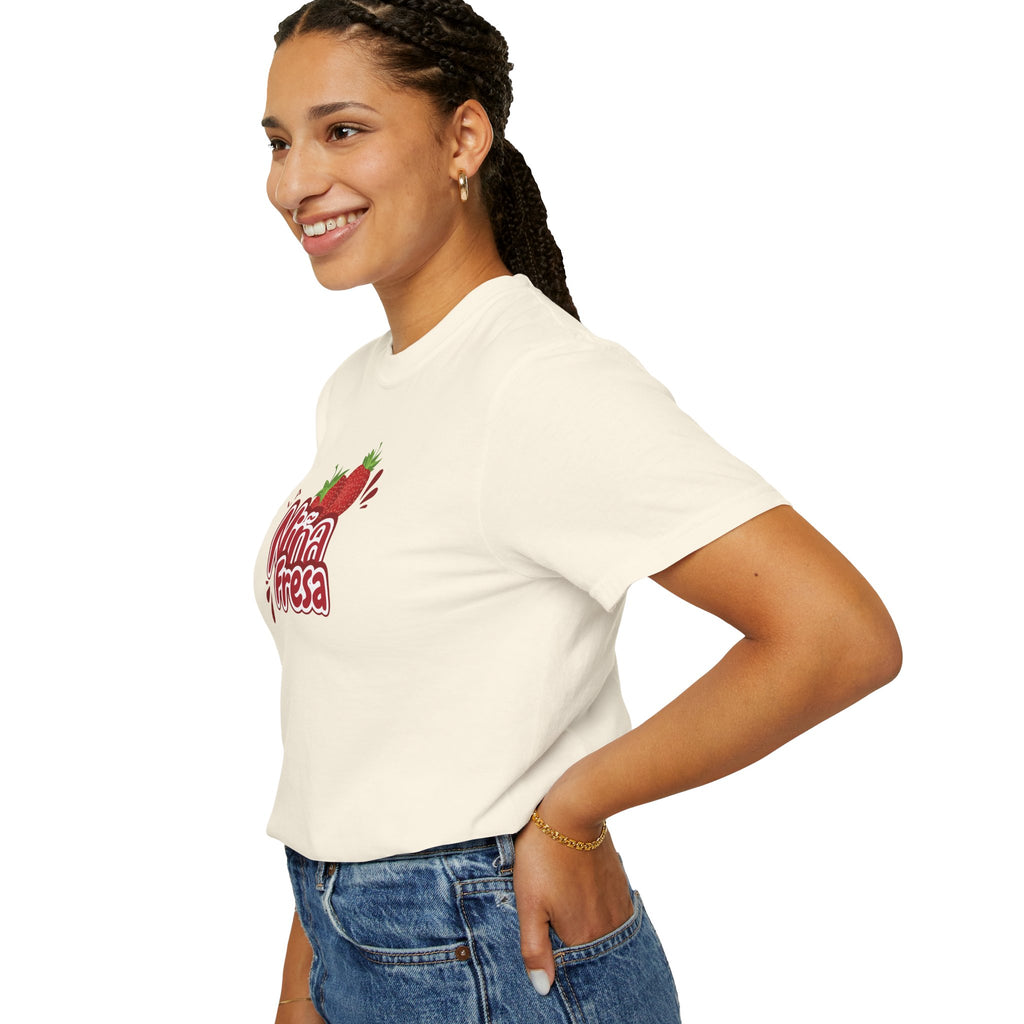 La Niña Fresa T-shirt — Playful Spanish Phrase Graphic Tee