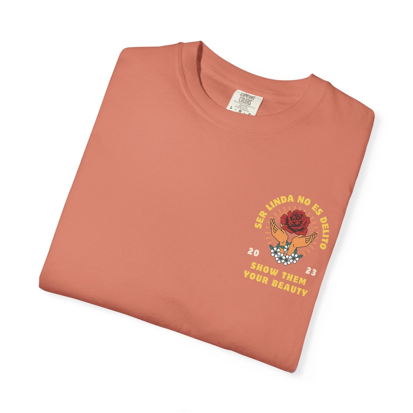 Unisex T-shirt - Ser Linda No Es Delito with Rose and Hands Design