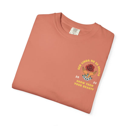 Unisex T-shirt - Ser Linda No Es Delito with Rose and Hands Design