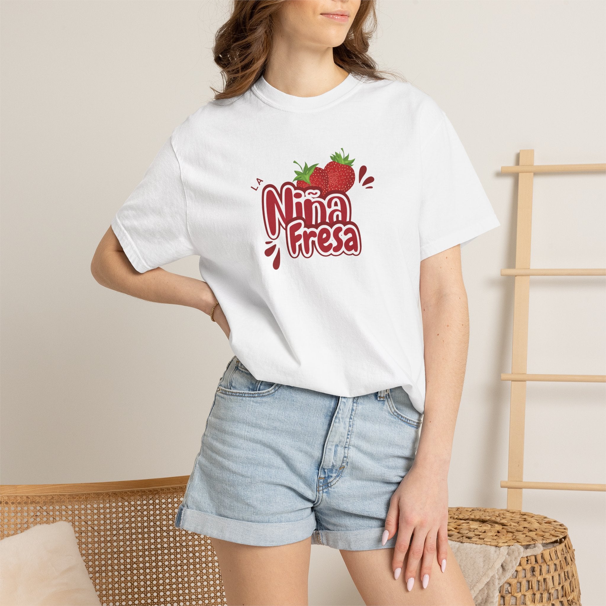 La Niña Fresa T-shirt — Playful Spanish Phrase Graphic Tee