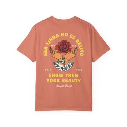 Unisex T-shirt - Ser Linda No Es Delito with Rose and Hands Design