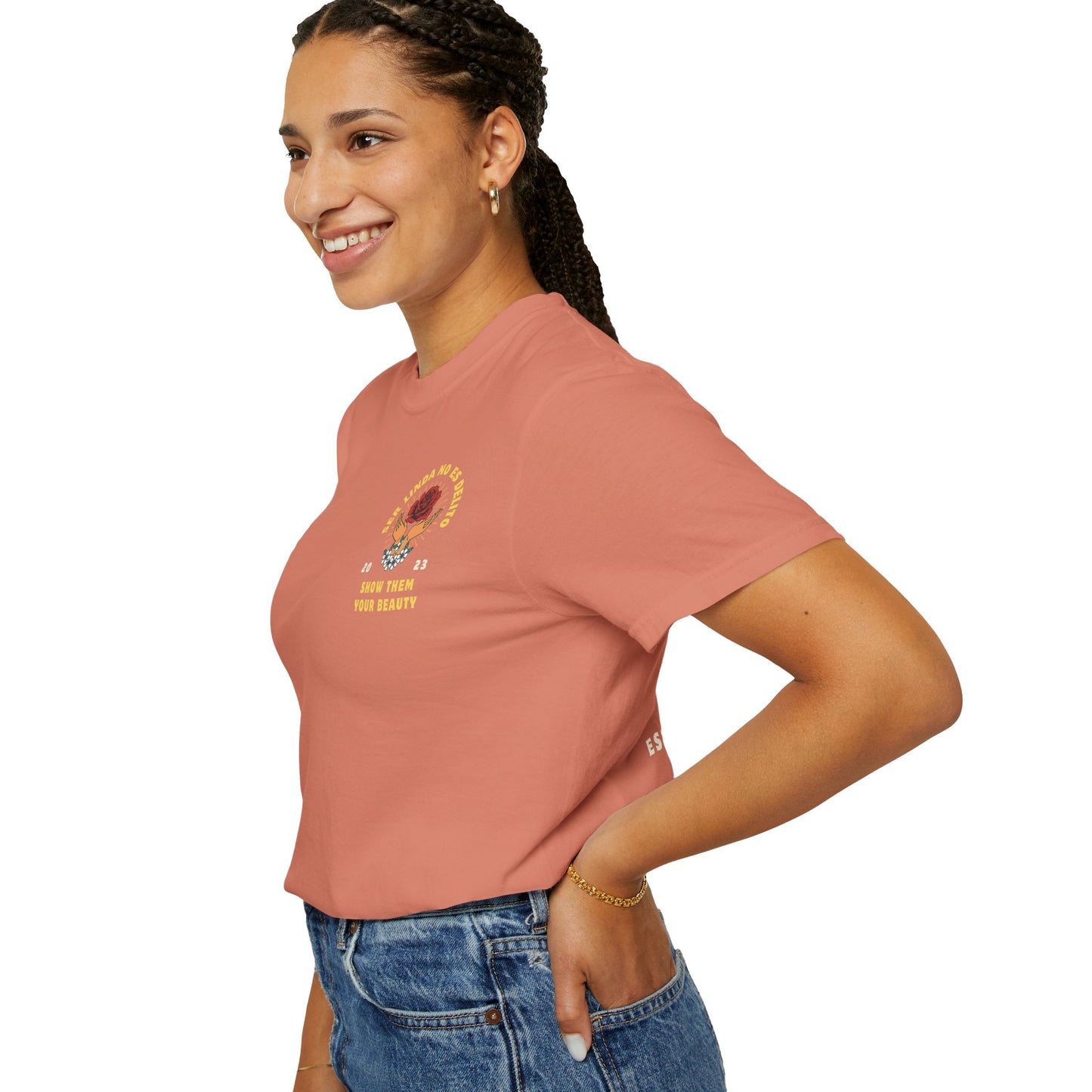 Unisex T-shirt - Ser Linda No Es Delito with Rose and Hands Design