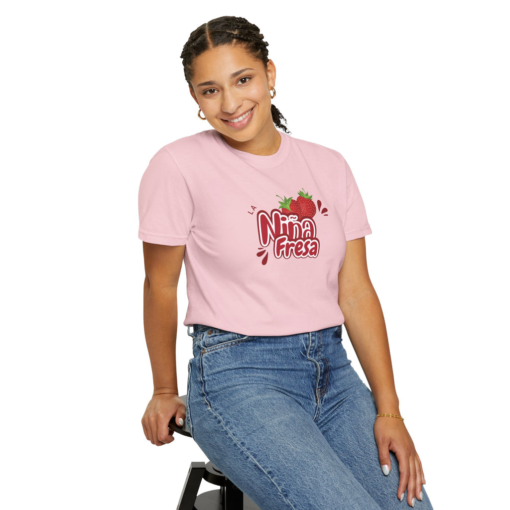 La Niña Fresa T-shirt — Playful Spanish Phrase Graphic Tee