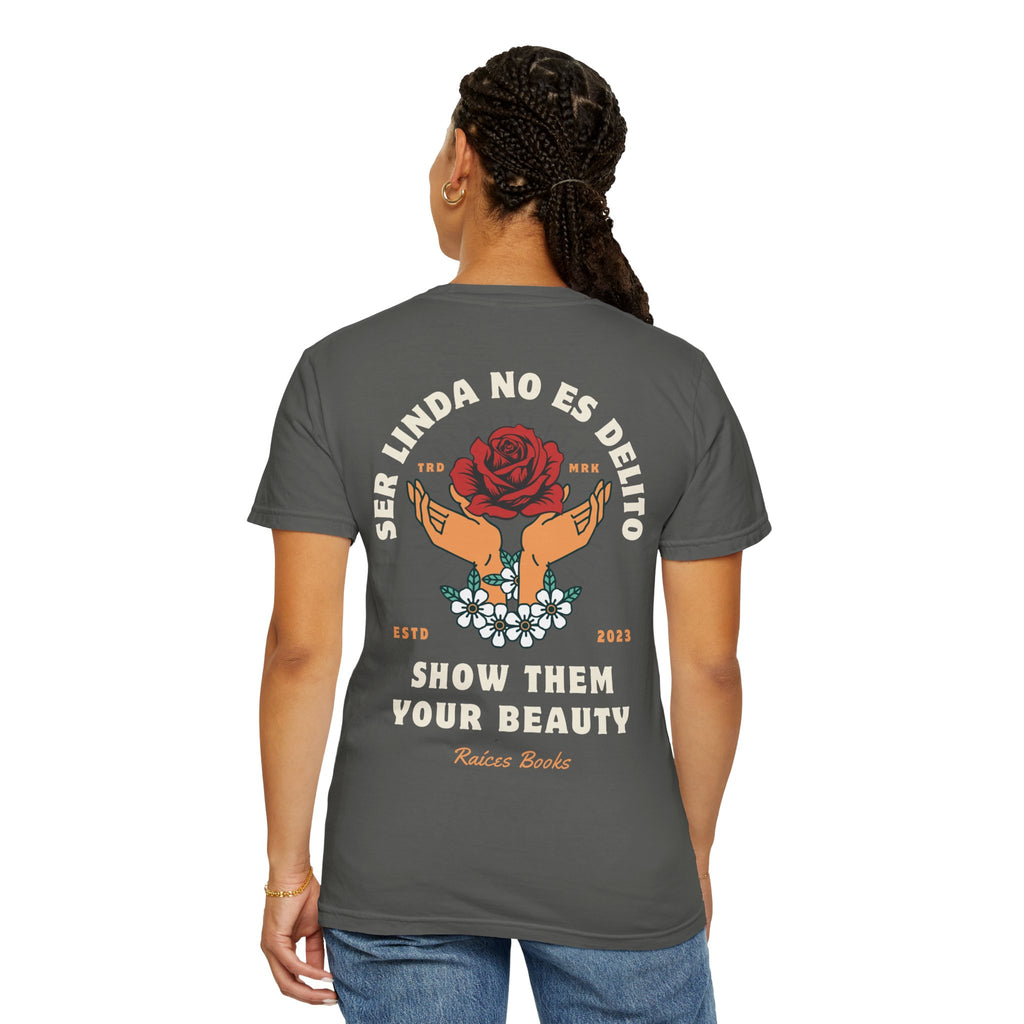 Unisex T-shirt - Ser Linda No Es Delito with Rose and Hands Design