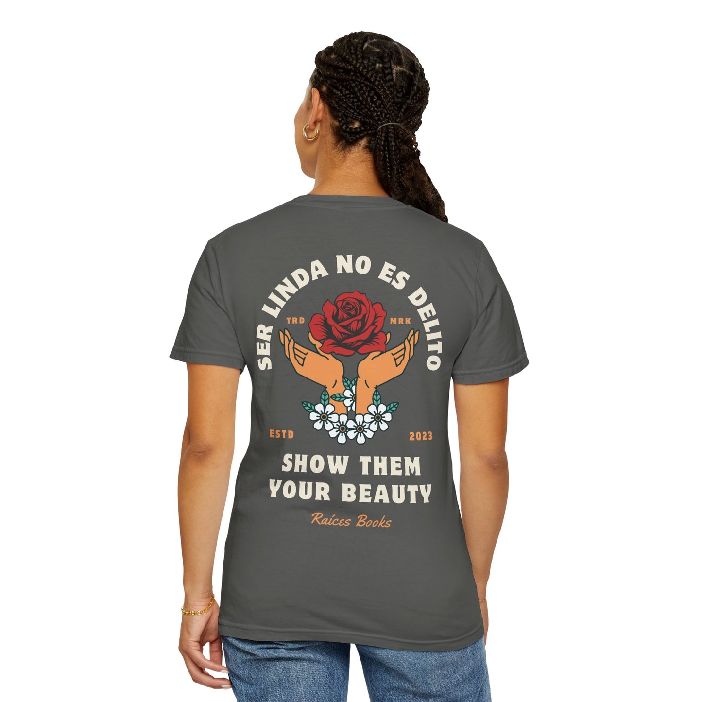 Unisex T-shirt - Ser Linda No Es Delito with Rose and Hands Design