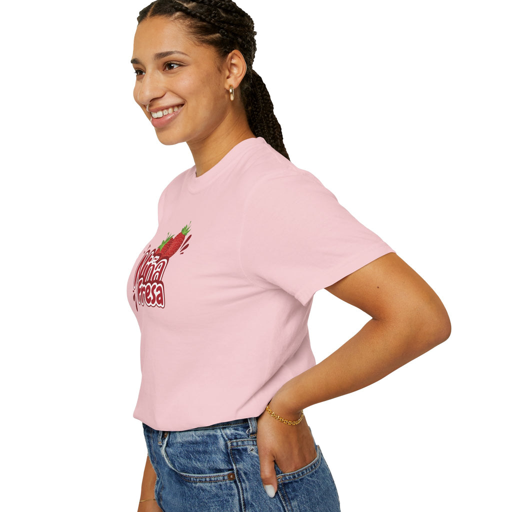 La Niña Fresa T-shirt — Playful Spanish Phrase Graphic Tee