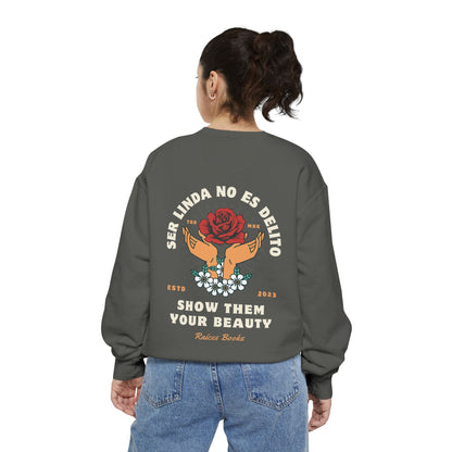 Sweatshirt - Ser Linda No Es Delito with Rose and Hands Design