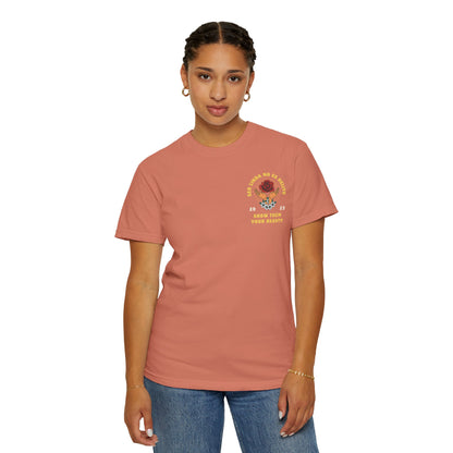 Unisex T-shirt - Ser Linda No Es Delito with Rose and Hands Design