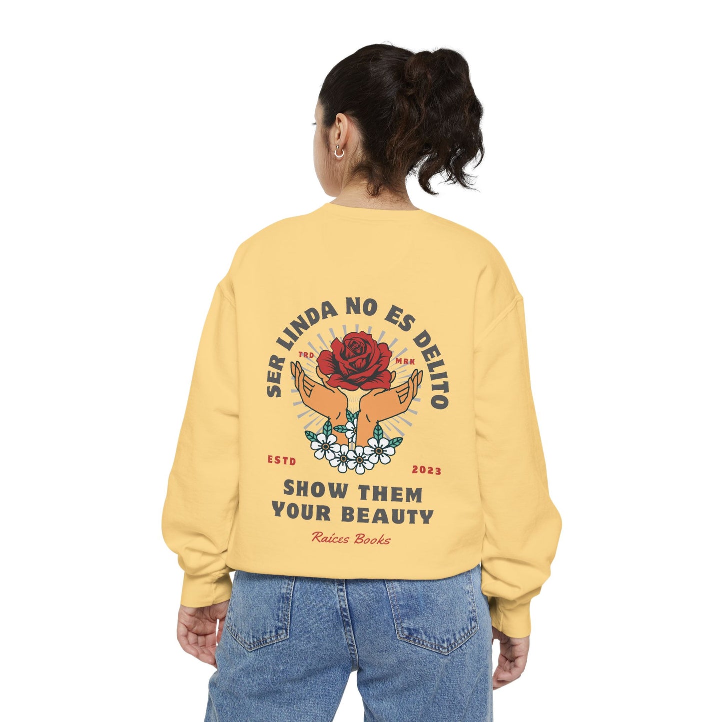 Sweatshirt - Ser Linda No Es Delito with Rose and Hands Design