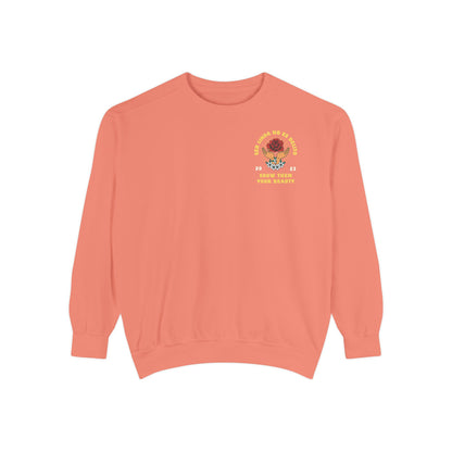 Sweatshirt - Ser Linda No Es Delito with Rose and Hands Design