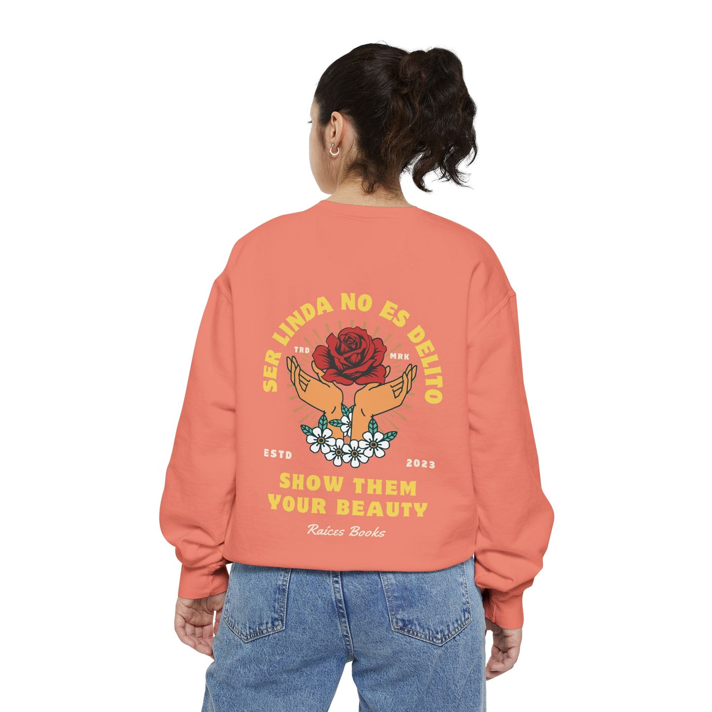Sweatshirt - Ser Linda No Es Delito with Rose and Hands Design