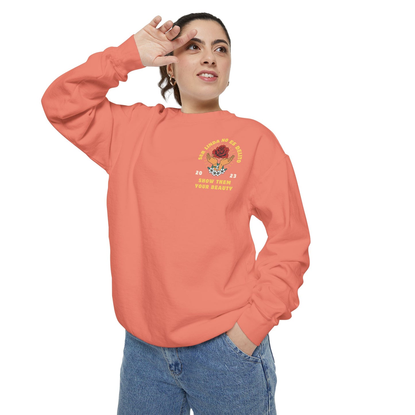 Sweatshirt - Ser Linda No Es Delito with Rose and Hands Design