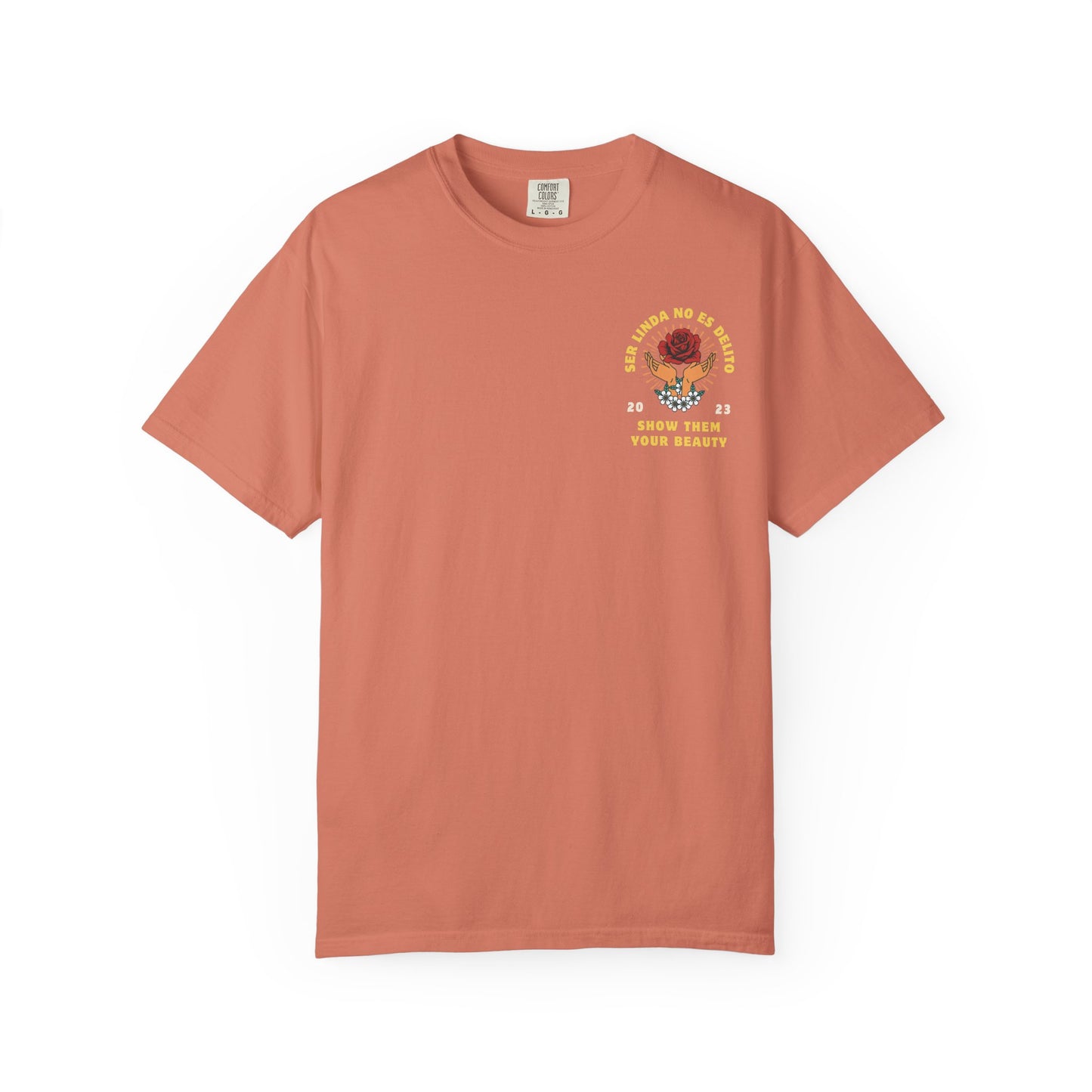 Unisex T-shirt - Ser Linda No Es Delito with Rose and Hands Design
