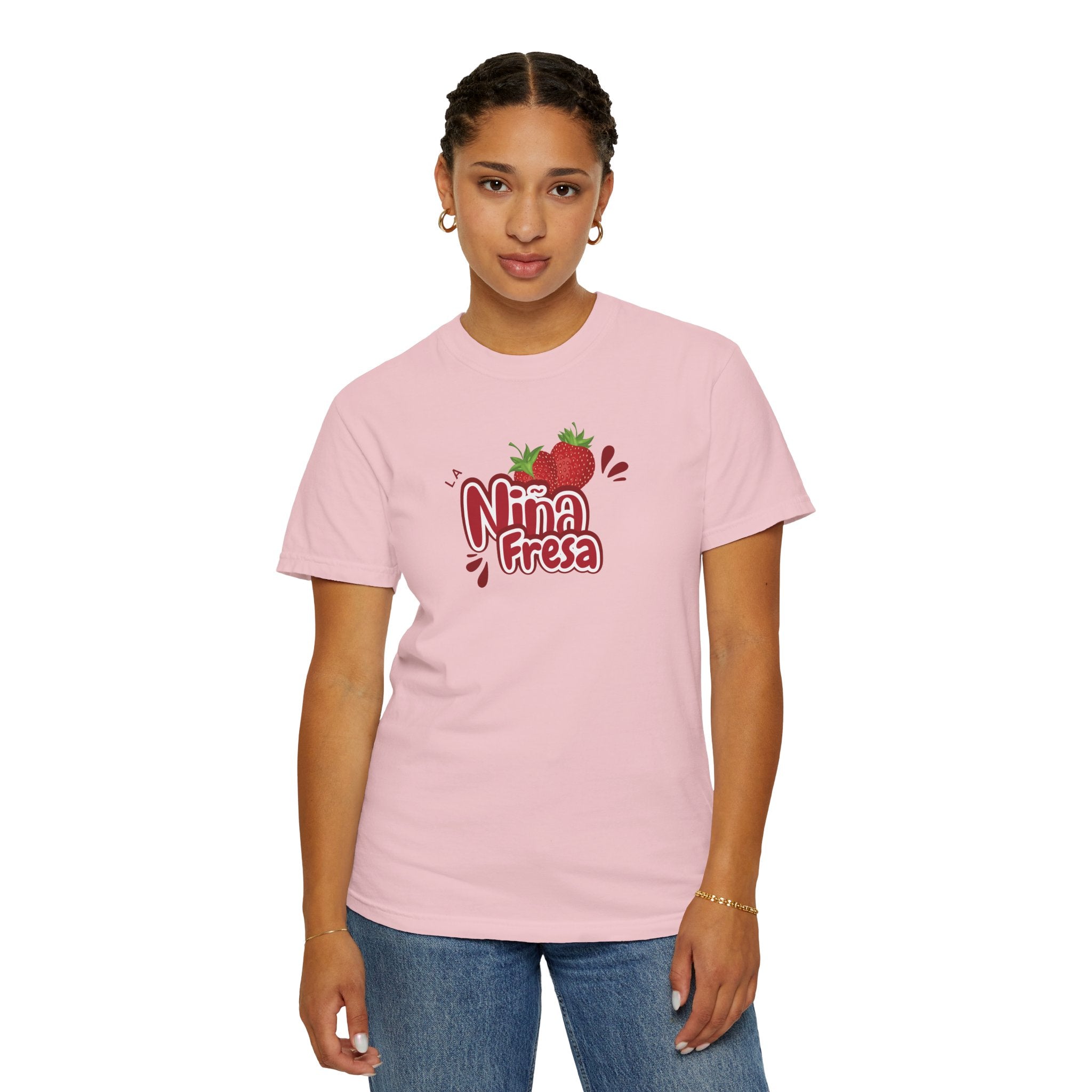 La Niña Fresa T-shirt — Playful Spanish Phrase Graphic Tee