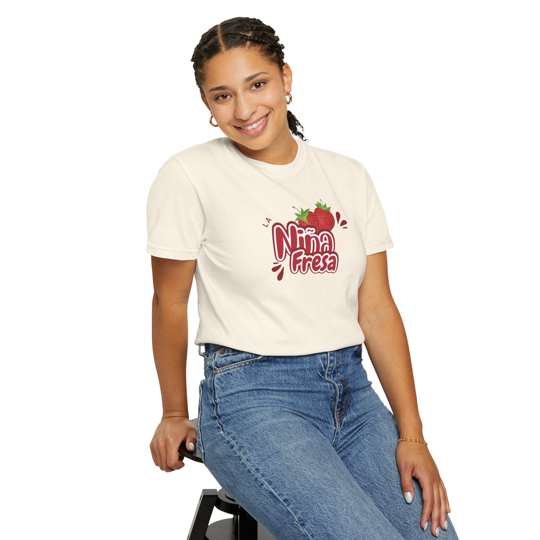 La Niña Fresa T-shirt — Playful Spanish Phrase Graphic Tee