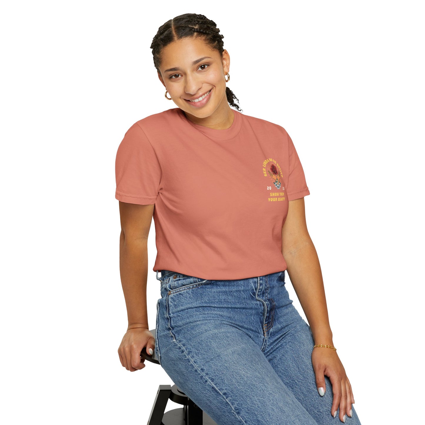 Unisex T-shirt - Ser Linda No Es Delito with Rose and Hands Design