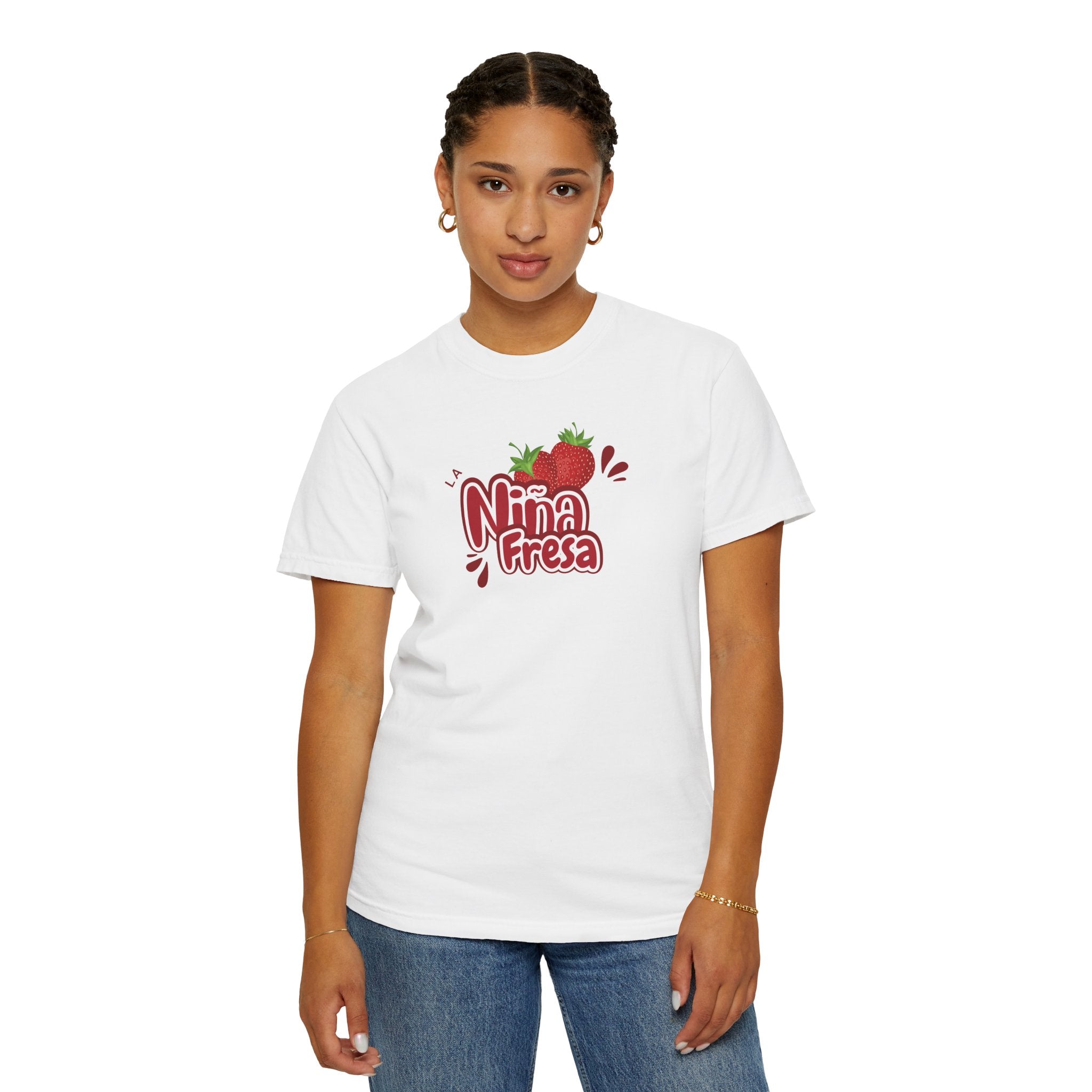 La Niña Fresa T-shirt — Playful Spanish Phrase Graphic Tee