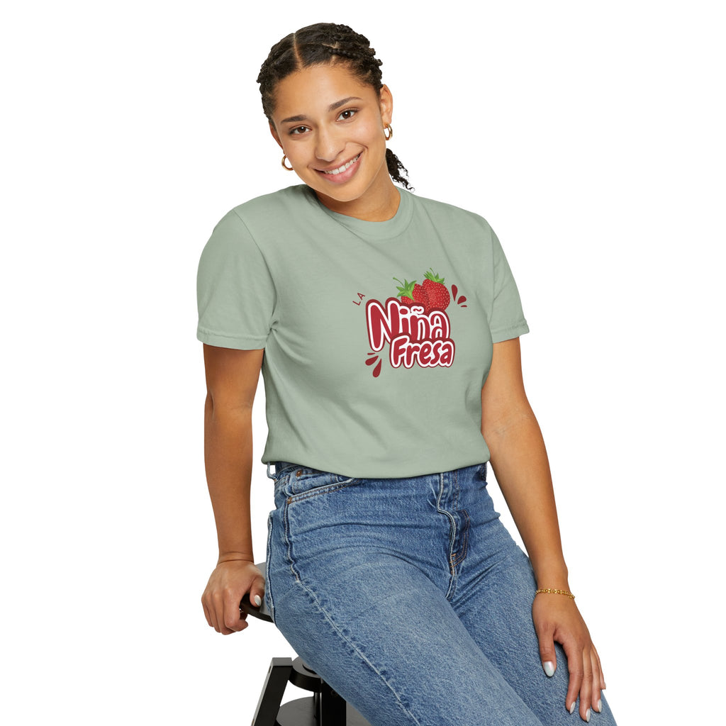 La Niña Fresa T-shirt — Playful Spanish Phrase Graphic Tee