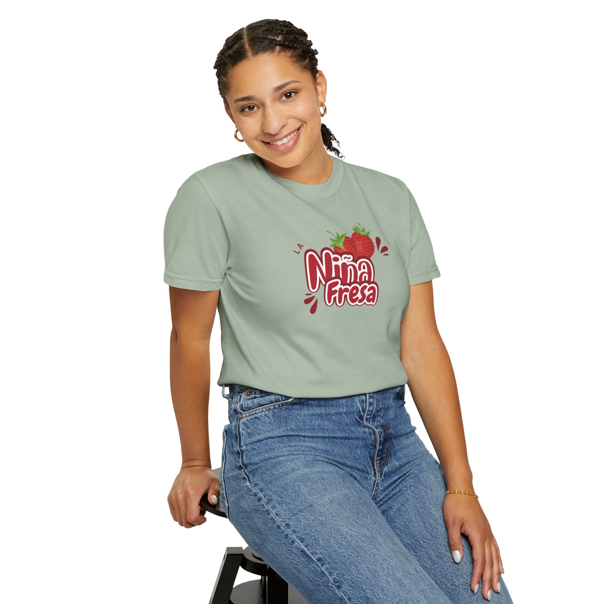 La Niña Fresa T-shirt — Playful Spanish Phrase Graphic Tee