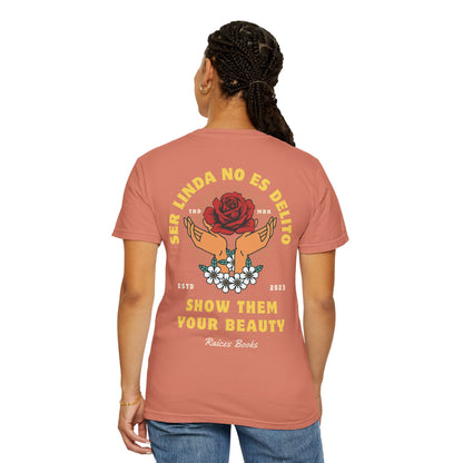 Unisex T-shirt - Ser Linda No Es Delito with Rose and Hands Design