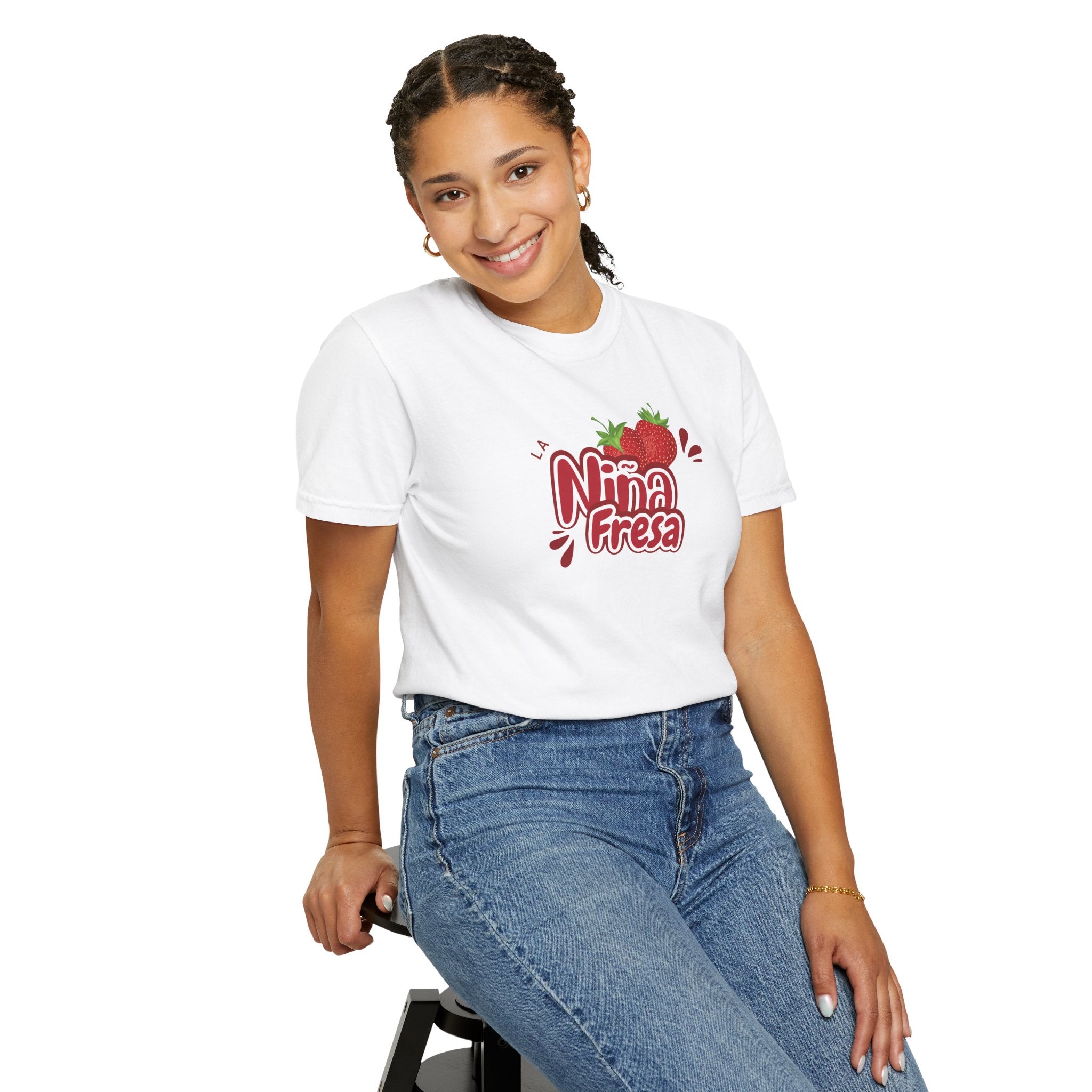 La Niña Fresa T-shirt — Playful Spanish Phrase Graphic Tee