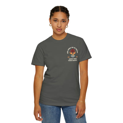 Unisex T-shirt - Ser Linda No Es Delito with Rose and Hands Design