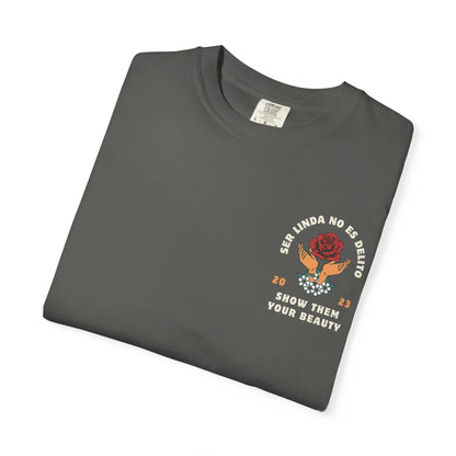Unisex T-shirt - Ser Linda No Es Delito with Rose and Hands Design