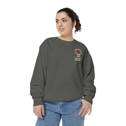Sweatshirt - Ser Linda No Es Delito with Rose and Hands Design