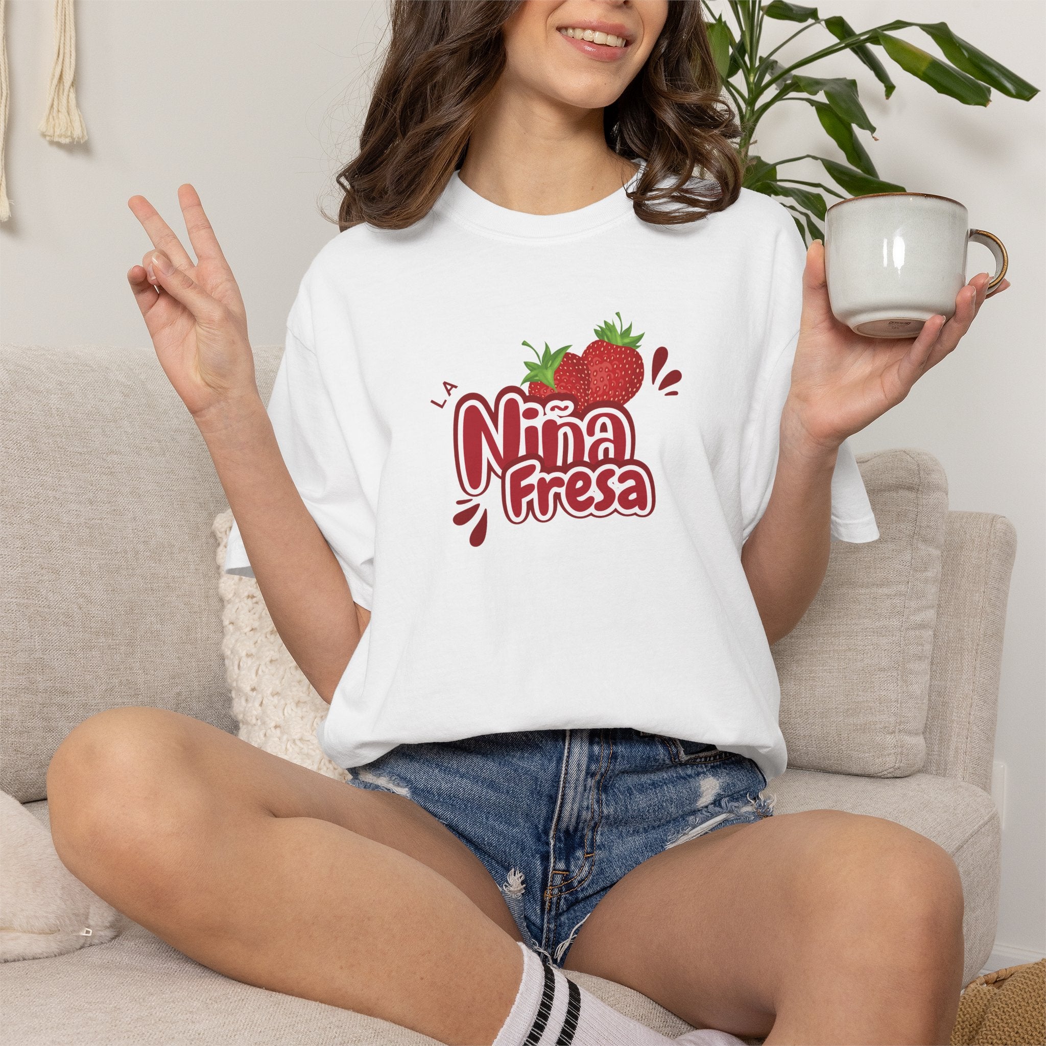 La Niña Fresa T-shirt — Playful Spanish Phrase Graphic Tee