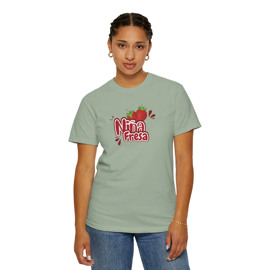 La Niña Fresa T-shirt — Playful Spanish Phrase Graphic Tee