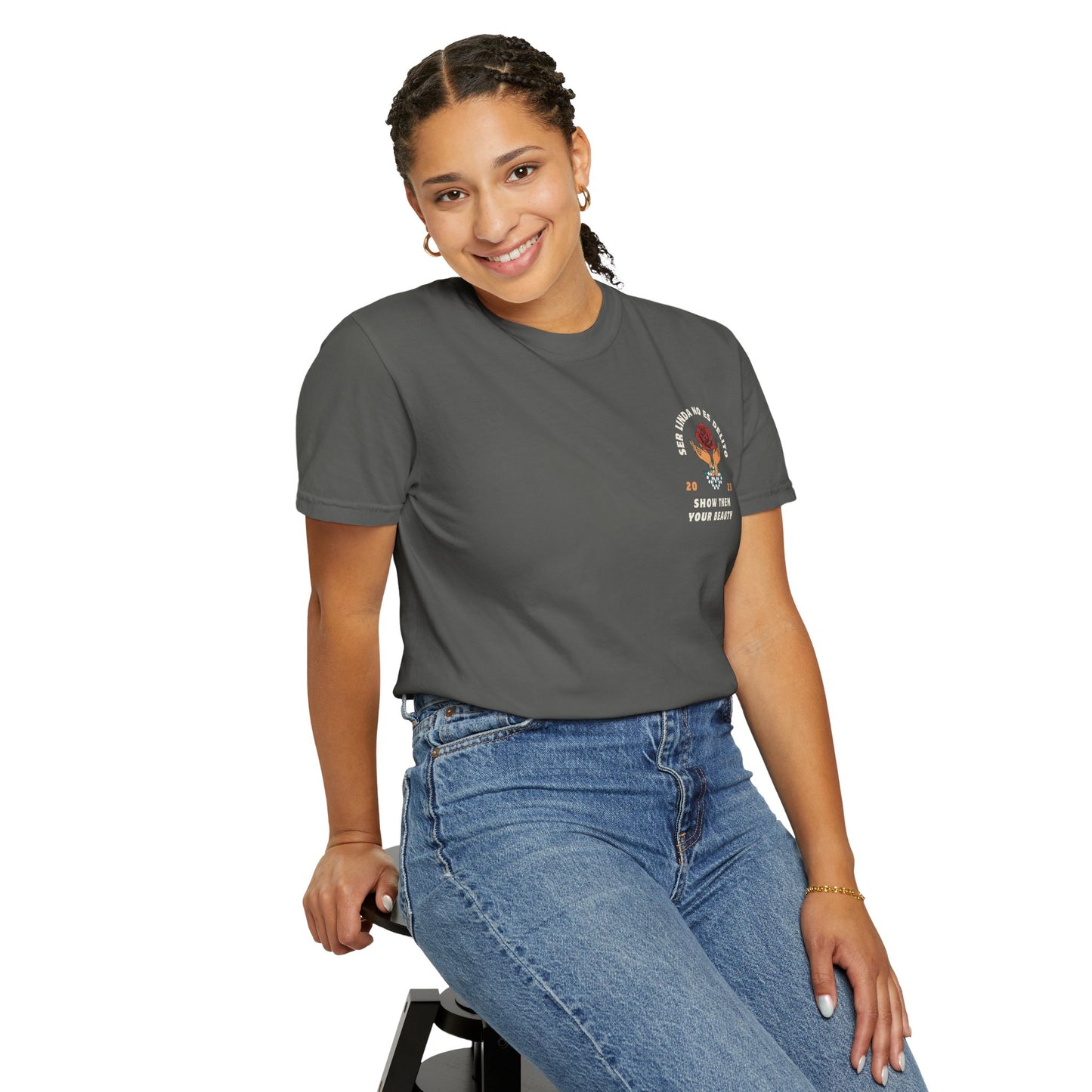 Unisex T-shirt - Ser Linda No Es Delito with Rose and Hands Design